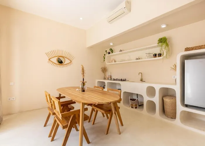 Villa Canggu Beach Coconut - Walking Distance To Beach & Bars!
